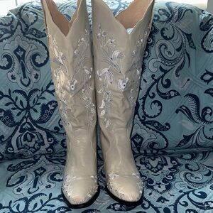 Elegant Cream Embroidered Women's Boots